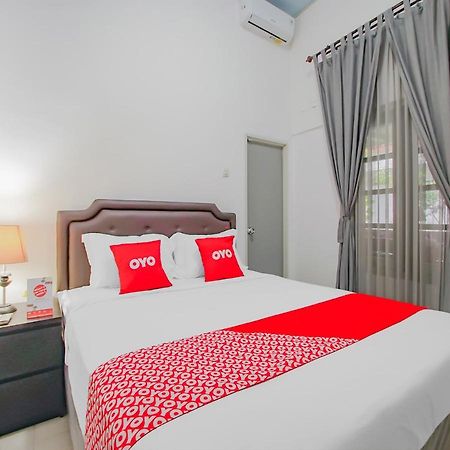 Oyo 3371 Omah Saras Family Hotel Маланг Екстериор снимка