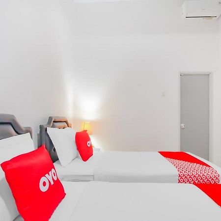 Oyo 3371 Omah Saras Family Hotel Маланг Екстериор снимка