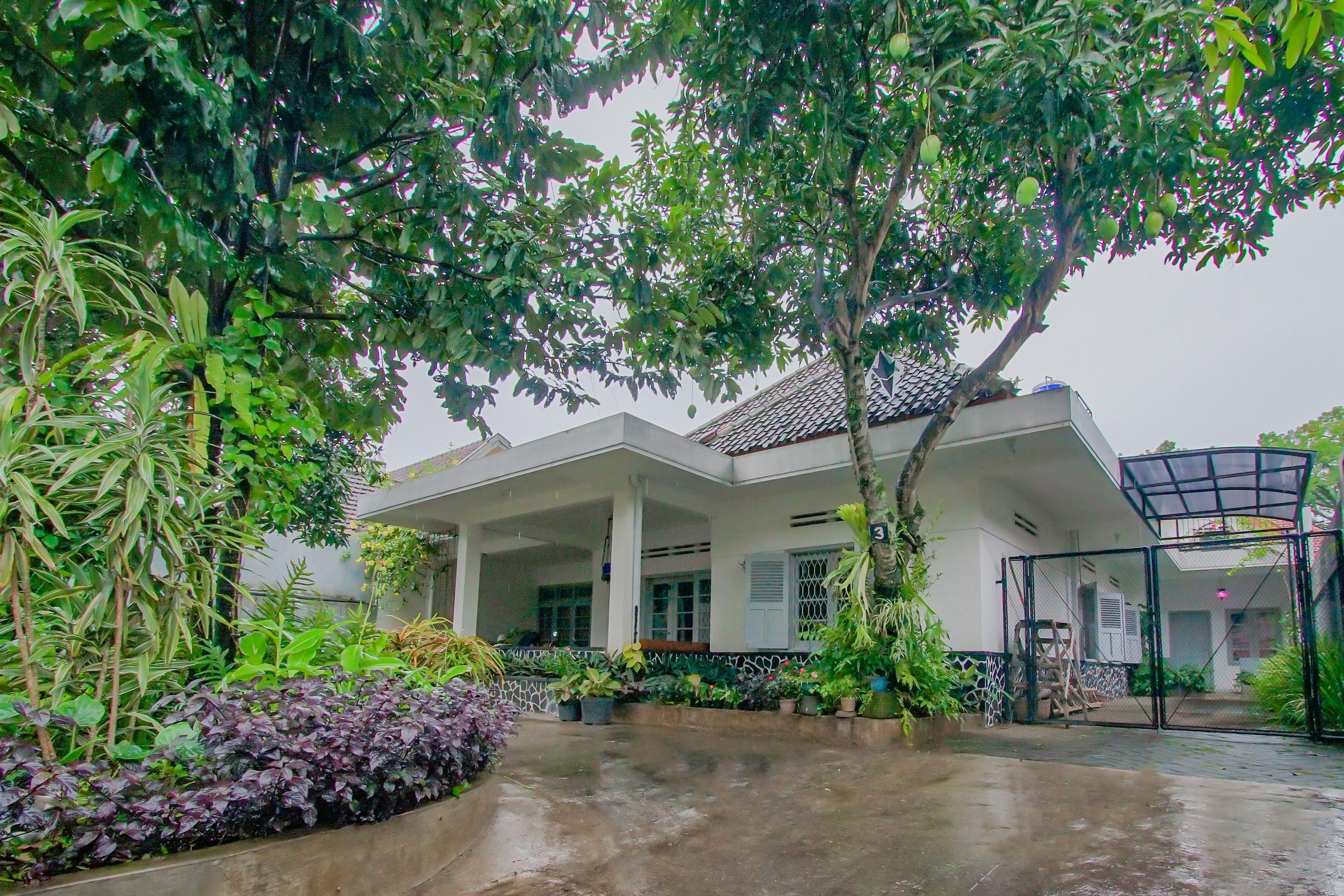 Oyo 3371 Omah Saras Family Hotel Маланг Екстериор снимка